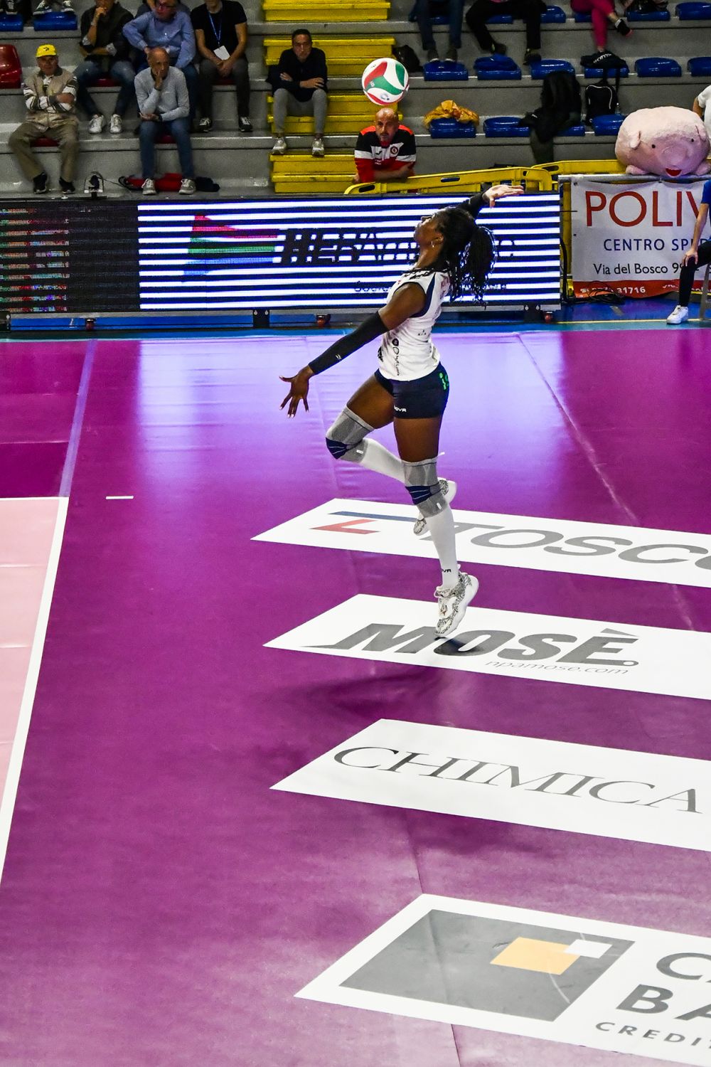 foto in campo della partita di pallavolo femminile