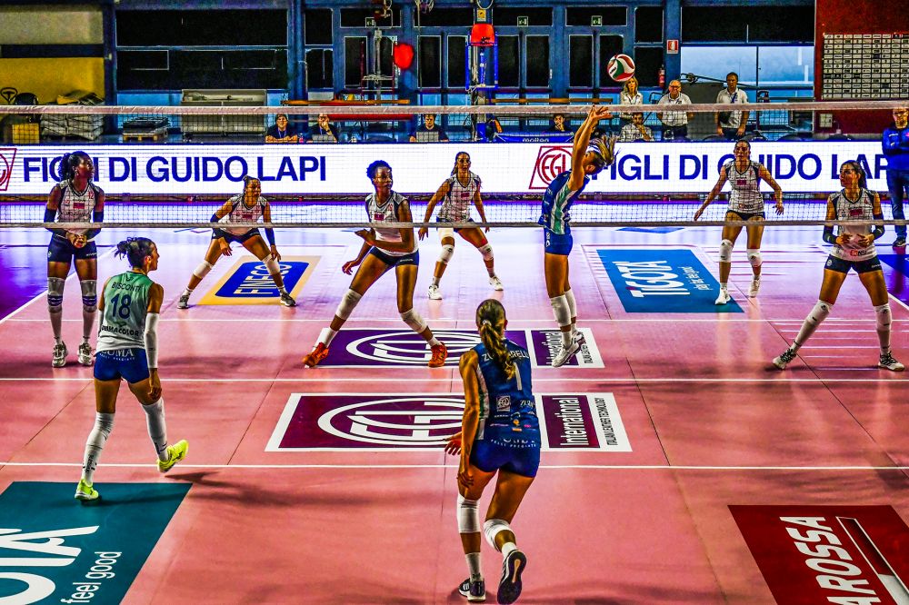 foto della partita di pallavolo femminile